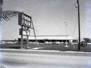 A store with a sign out front that reads Food Fair.