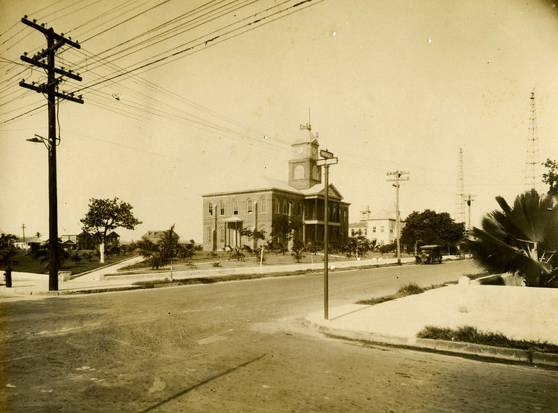 A courthouse seen across an intersection.