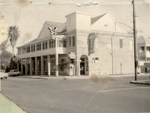 A large building on a street corner with a sogn that reads Stone Hotel Apts.