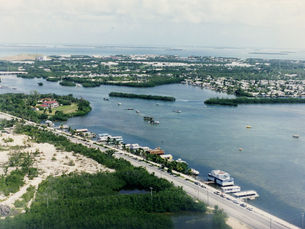 A shoreline with a road and houseboats