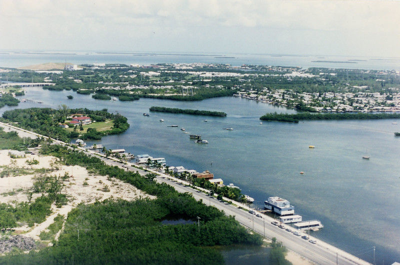 A shoreline with a road and houseboats