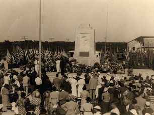 A crowd of people in front of a monument