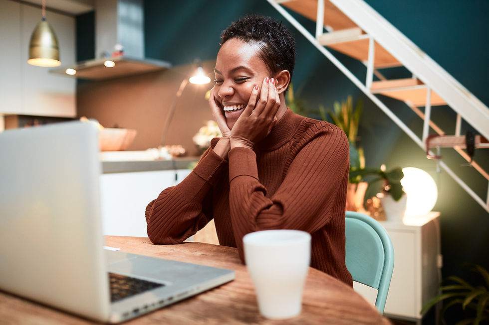 mujer sonriendo a la computadora portátil