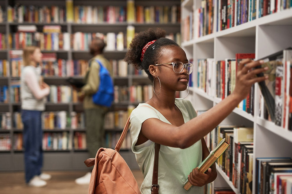 Mujer joven con libros apilados, imagen de stock más pequeña.jpg